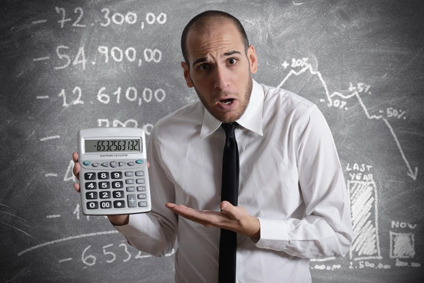 Mann mit Taschenrechner zeigt grosse Minuszahl – Finanzen im Verkaufsgespräch ansprechen