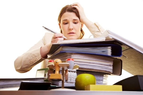 Überarbeitete Frau verzweifelt – Kundenbindung stärken und weniger Kunden verlieren im Verkauf