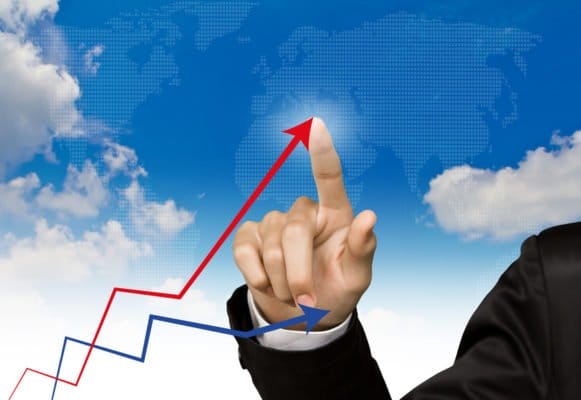 Mann zeichnet hochgehende Statistiken – Messeerfolg und offene Tage optimieren