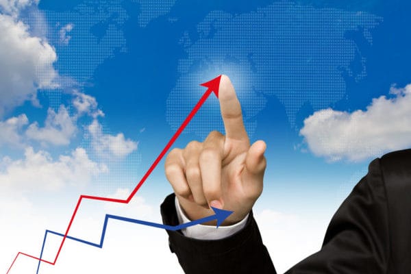 Mann zeichnet hochgehende Statistiken – Messeerfolg und offene Tage optimieren