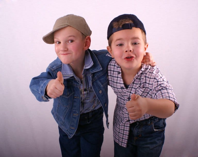 Zwei Jungs umarmen sich und zeigen Daumen hoch – Symbol für Puppy Dog Selling und Begeisterung bei Kunden