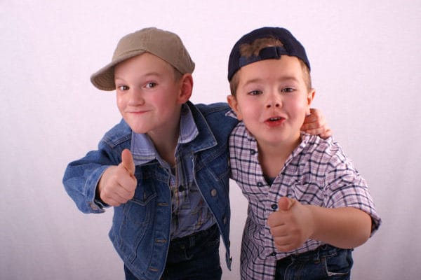 Zwei Jungs umarmen sich und zeigen Daumen hoch – Symbol für Puppy Dog Selling und Begeisterung bei Kunden