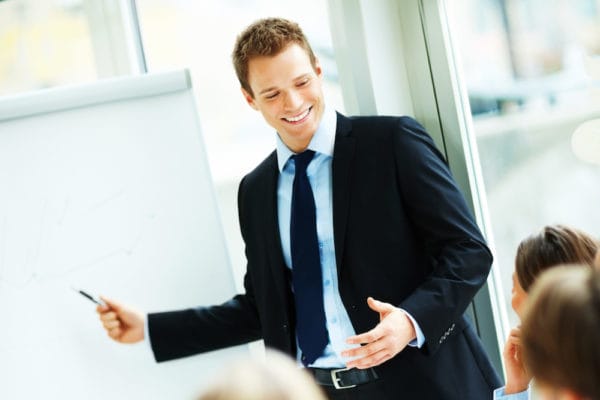 Vortragender Mann erklärt Marketingstrategie zur Differenzierung vom Mitbewerber