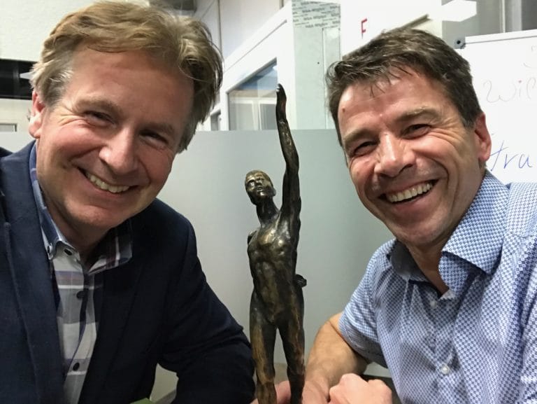 Fritz Spohn mit Berthold Ott lachend beim Selfie – Unternehmenscoaching und Beratung für Mittelstand in der Schweiz