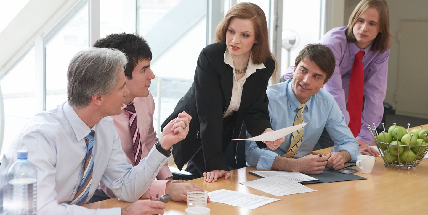 Business-Team motiviert bei Zielsetzung – Coaching und Führungskräfte-Training in der Schweiz