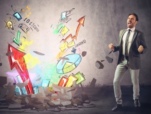 Glücklicher Mann freut sich nach erfolgreicher Entscheidung – Coaching für Führungskräfte, Innen- und Außendienst