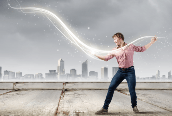 Ein junger Mann mit ausgebreiteten Armen wird von Licht und Energie durchströmt – Symbol für Motivation, Fokus und persönliche Stärke.