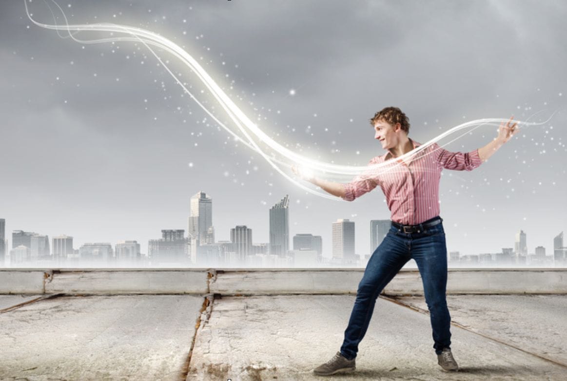Ein junger Mann mit ausgebreiteten Armen wird von Licht und Energie durchströmt – Symbol für Motivation, Fokus und persönliche Stärke.