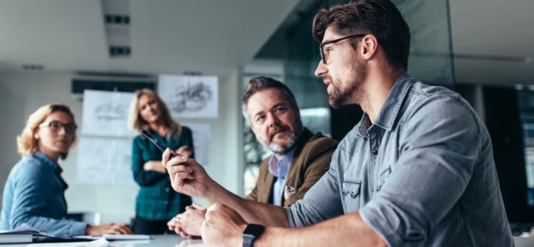 Mitarbeiter und Führungskräfte besprechen Aufgaben und treffen Entscheidungen – Symbol für Motivation, Entscheidungsfreiheit und erfolgreiches Führen im Unternehmen.