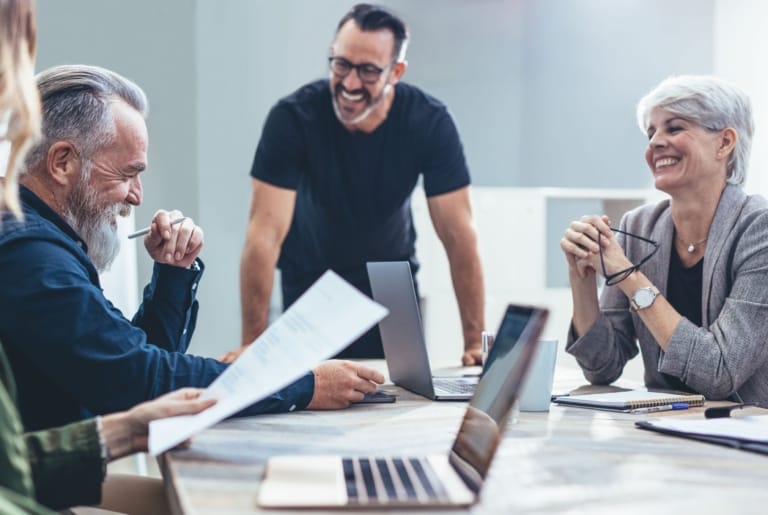 Ein Verkäufer im Gespräch mit einem Kunden – Symbol für den richtigen Zeitpunkt, clevere Fragen zu stellen und erfolgreich abzuschließen.