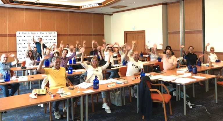 Teilnehmer eines Verkaufsseminars in Fulda tauschen sich persönlich aus und freuen sich über den direkten Kontakt nach langer Zeit mit Online-Meetings.