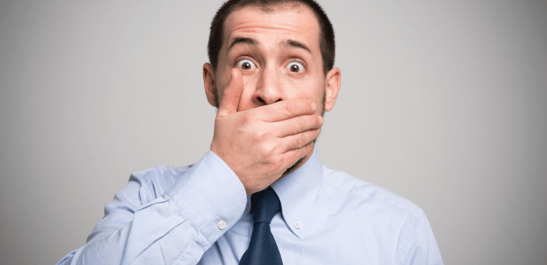 Verkäufer hört aufmerksam zu, während Kunde im Gespräch seine Bedürfnisse erklärt