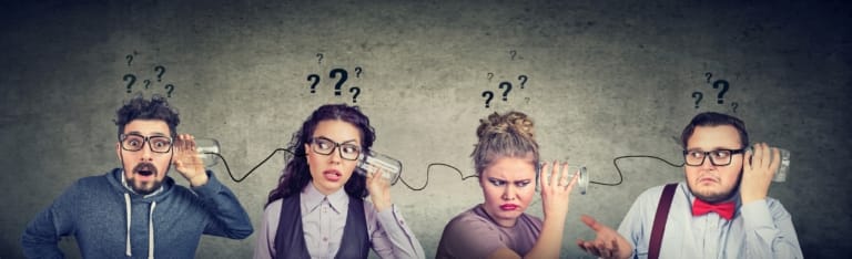 Mensch kommuniziert mehrmals eine Anweisung, um Missverständnisse zu vermeiden und Zusammenarbeit zu verbessern