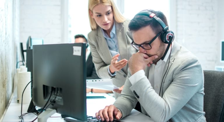 Gespräch zwischen Mitarbeiter und Kunde über Lieferverzögerung und gestiegene Preise – professionell kommuniziert