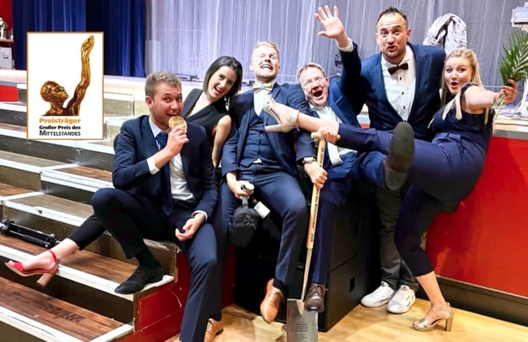 Mitarbeiter feiern gemeinsamen Erfolg – positives Betriebsklima nach Coaching durch Spohn Motivation